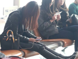 马蓉现身机场 做凳子上悠闲玩手机出轨宋柯心态好